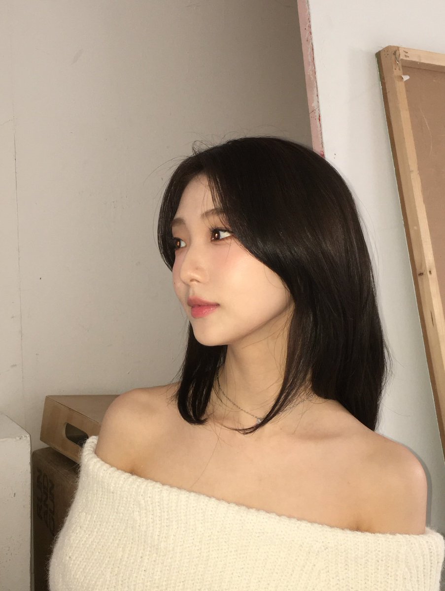 fromsanrio's tweet photo. Esta es la cara de una monita que se dió cuenta que los 𝐬ims 4 se actualizaron bien feo, en dónde están mis cositas lindas? Ni modo, me tocará sacrificar a mi 𝕥amagotchi y descargarme aún más mood𝐬 y 𝙲𝙲𝚂 para volverlo bien aesthetic de nuevo 👩🏻‍💻☆, tengo trabajo que hacer! https://t.co/IfeniEGRzY