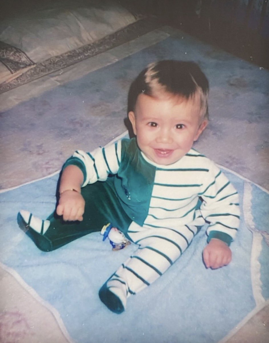 Simaobichinho's tweet photo. Sou Sportinguista porque o meu Pai me ensinou a amar este clube e porque o meu Avô fez desse amor uma herança para a vida. Hoje, sempre que entro em Alvalade,sinto que ele entra comigo.O Sporting não é apenas um clube. É a ligação eterna entre gerações. 120 anos de @SportingCP 💚 https://t.co/0LQdaSwpm1
