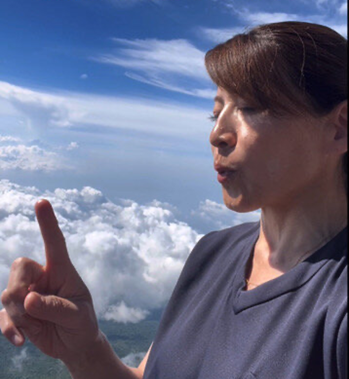 fujitozan_anzen's tweet photo. 呼吸のコツ－「吐く」ことを意識する

高山病を防ぐために一番大切なことは、ゆっくり高度を上げることです。もうひとつ意識したいのが「呼吸」です。ポイントは、「吸う」よりも「吐く」。口をすぼめて、ろうそくの火を3秒かけて吹き消すように、細く長く息を吐ききります。富士山の救護所を訪れた高山病の方にこの呼吸をすすめると、10回ほど繰り返しただけでも、SpO2モニターの値が70〜80%台から90%台に改善しました。

〜ビジネス社刊 大城和恵著「『国際山岳医』が教える 50歳からのスロー登山」より

Breathing Tips—Focus on “Exhaling”

The most important thing for preventing altitude sickness is to ascend slowly. Another thing to keep in mind is your “breathing.” The key is to focus more on “exhaling” than on “inhaling.” Pucker your lips and exhale slowly and completely, as if you were blowing out a candle flame over three seconds. When I recommended this breathing technique to people suffering from altitude sickness who visited the first-aid station on Mt. Fuji, their SpO2 readings improved from the 70–80% range to the 90% range after just about 10 repetitions.

#富士登山 #mtfuji #高山病