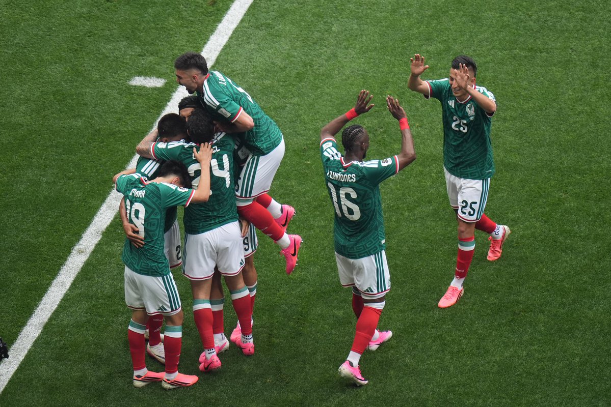 Corona_MX's tweet photo. El poder de la amistad nos va a llevar al quinto partido. 😭🔥🇲🇽

#ElExtraDeMéxicoEsMundial https://t.co/zSVpE69sxy
