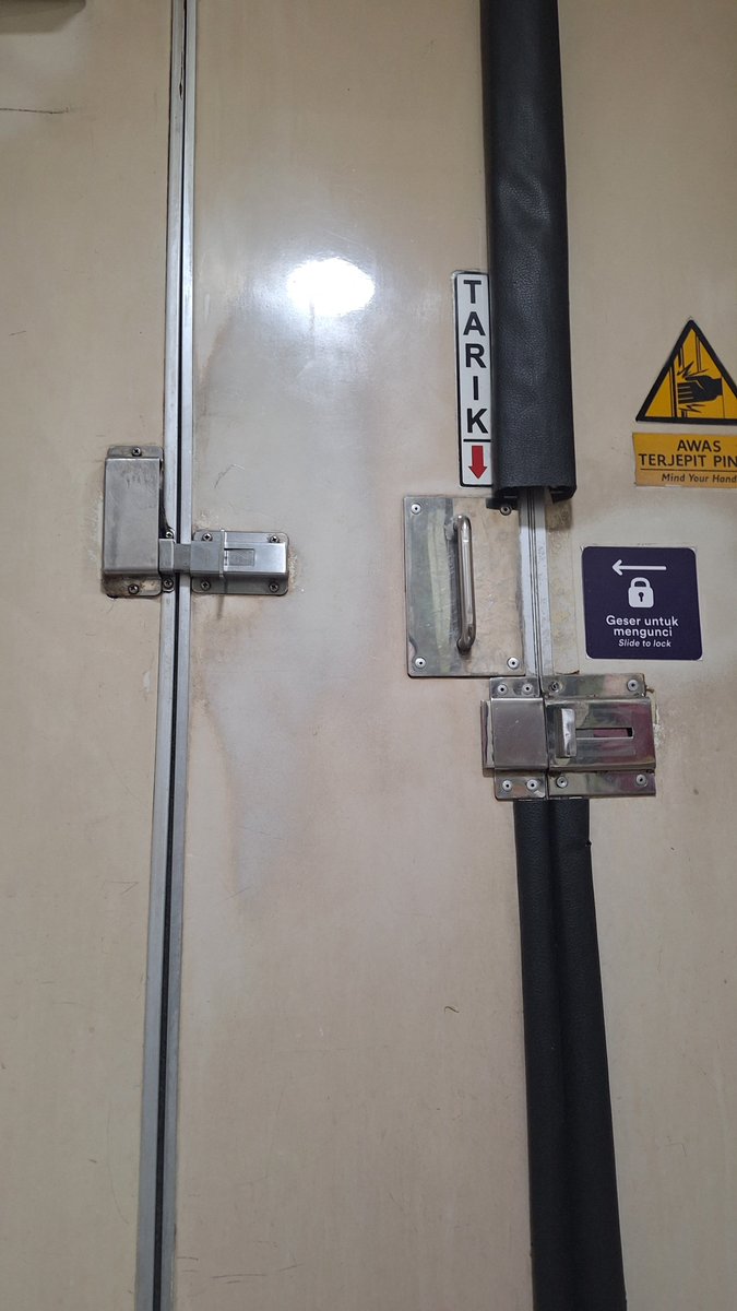 _kayy1ee_'s tweet photo. #KAI please use a better lock for restrooms, ini didorong dikit sama org kebuka woee. Malu pupi ketauan orang 😭 https://t.co/SpcvKbMtST