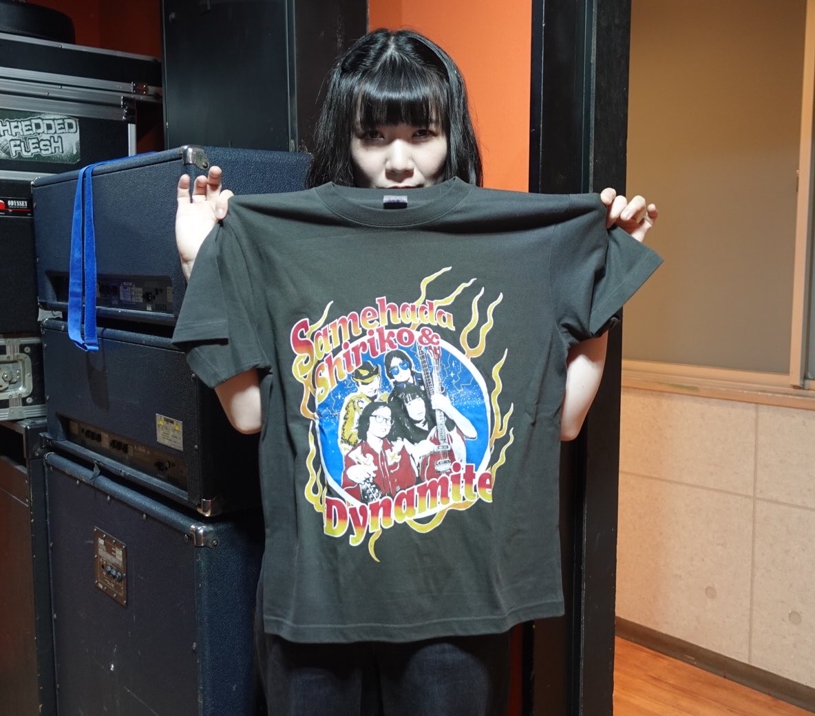 gomadoufu0317's tweet photo. 鮫肌尻子とダイナマイト🧨昨日はスタジオでした ~‼️そして新Tシャツが届きました ~ ~ ~ ~🧨鮫肌尻子の長年の研究によりビンテージ風デザイン第2弾が完成しました✨😀今度はBIGにプリントされてます💯

次のライブ７月5日(日)新宿レッドクロスでの『宇宙ロックンロール姉妹都市 ~東京編 ~』から発売です‼️‼️

『鮫肌ビンテージ風Tシャツ』
3500円　S/M/L 

ぜひゲットしてください‼️

これがライブ詳細👇

🪐宇宙ロックンロール姉妹都市東京編🪐

日程：2026年7月5日(日)
会場：東京 新宿red cloth

◼︎出演◼︎
THE BARIUM PILLZ
鮫肌尻子とダイナマイト

◼︎DJ ◼︎
Chun Chun

⏰開場19:00/開演19:30

🎫前売¥3000/当日¥3500+1ドリンク代

鮫肌は19:30 ~に出演‼️

前売り予約絶賛受付中💁‍♀️です❗️
長い文章難しい😓