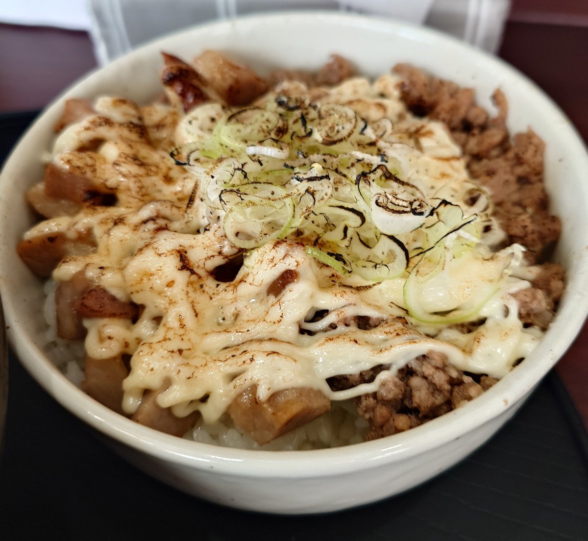 isofurabon6969's tweet photo. 麺座すず丸さん

味噌ラーメン🍜
チャーシュー丼🍚

新メニューの味噌！

煮干しの風味と
味噌の円やかなコクが高水準で融合😋
中太麺がよくスープを持ち上げ
良い出来映えです👍️

サイの目チャーシューとミンチ肉に
マヨが癖になるチャー丼も病み付きに
なる美味しさで大好きです🥰

#嵐山町 https://t.co/xQa3n04GGO