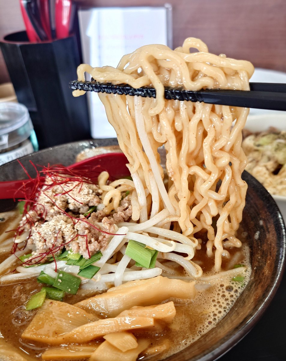 isofurabon6969's tweet photo. 麺座すず丸さん

味噌ラーメン🍜
チャーシュー丼🍚

新メニューの味噌！

煮干しの風味と
味噌の円やかなコクが高水準で融合😋
中太麺がよくスープを持ち上げ
良い出来映えです👍️

サイの目チャーシューとミンチ肉に
マヨが癖になるチャー丼も病み付きに
なる美味しさで大好きです🥰

#嵐山町 https://t.co/xQa3n04GGO