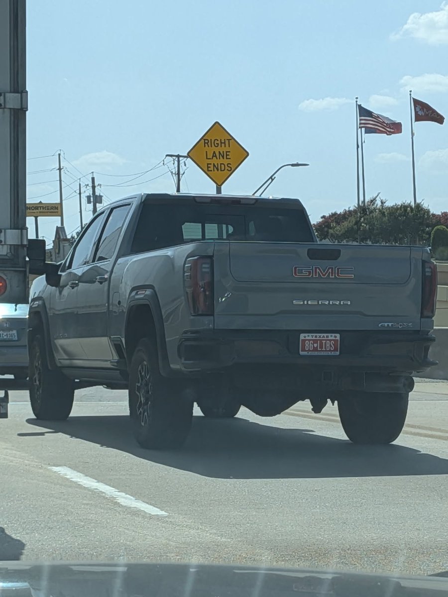 fondaporn's tweet photo. Why is @TxDMV approving license plates with blatant death threats? This is horrifying, especially considering many of the plates they reject are completely innocuous. The President taught us that 86 is a threat to someone's life. I guess @TxDMV is making a statement here? https://t.co/xhUQthf4Tc