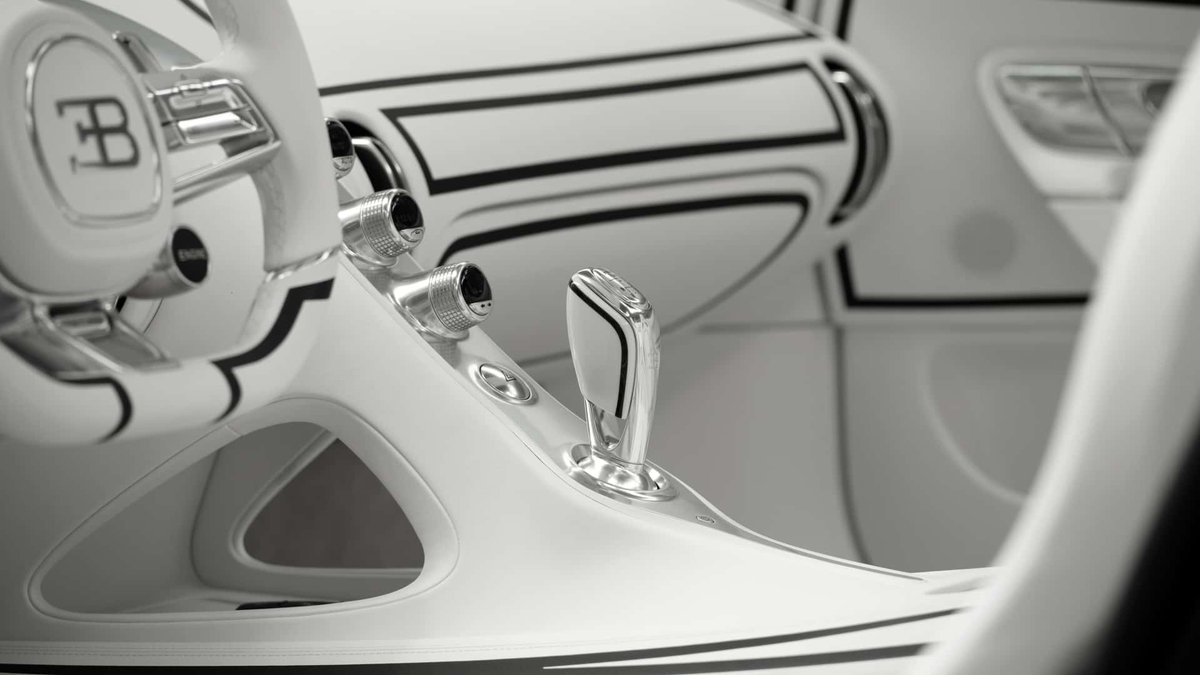 NEWCARinjapan's tweet photo. ブガッティ W16ミストラル Blanc Éternelが発表

8.0L W16クアッドターボ(1600ps)
最高時速420km
ワンオフモデル
Sur Mesureモデル
ベルリン王立磁器製陶所とコラボ
専用ボディ塗装
磁器製エンブレム
磁器製エンジンカバーインレイ
磁器製ギアセレクター
磁器製スピーカーカバー
磁器製アームレスト https://t.co/EOKOpV2ClE