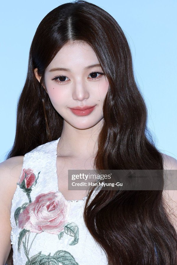 wonyaura's tweet photo. wonyoung is such a doll imagine making it look like getty images is your fansite https://t.co/AgsCziPKku