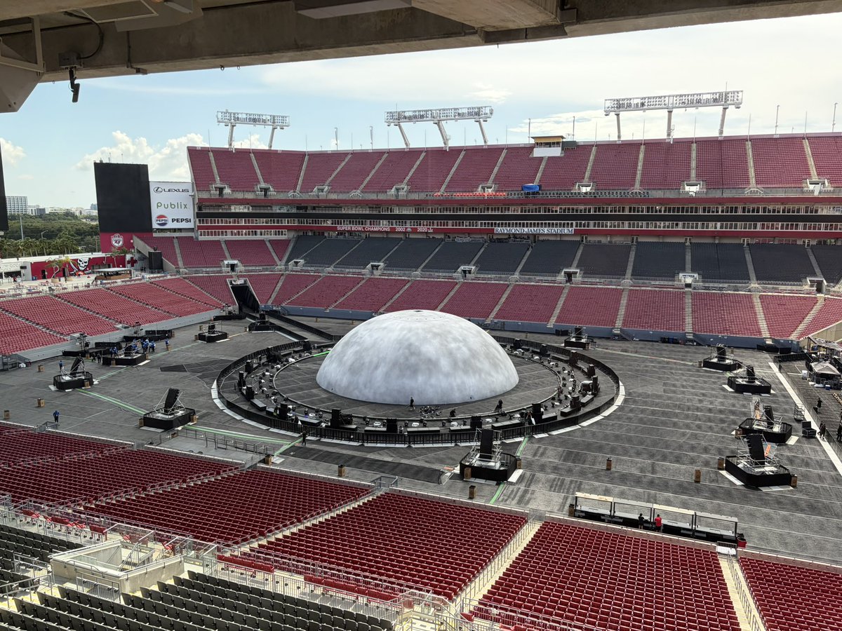 eltorocaliente's tweet photo. I was working club level that night and wasn’t allowed to record any footage of the performance but here’s some BTS shots I got before and after.
Also for anyone wondering about the stage setup, turns out the “dome” wasn’t a dome, it was an inflatable lol  https://t.co/l4GuaE0rBT https://t.co/dHRI3aHbeZ