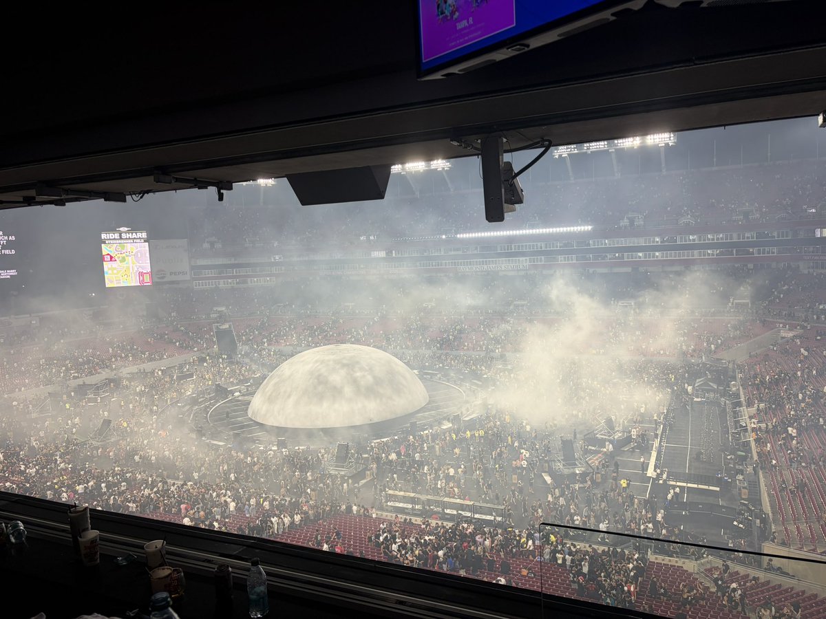 eltorocaliente's tweet photo. I was working club level that night and wasn’t allowed to record any footage of the performance but here’s some BTS shots I got before and after.
Also for anyone wondering about the stage setup, turns out the “dome” wasn’t a dome, it was an inflatable lol  https://t.co/l4GuaE0rBT https://t.co/dHRI3aHbeZ