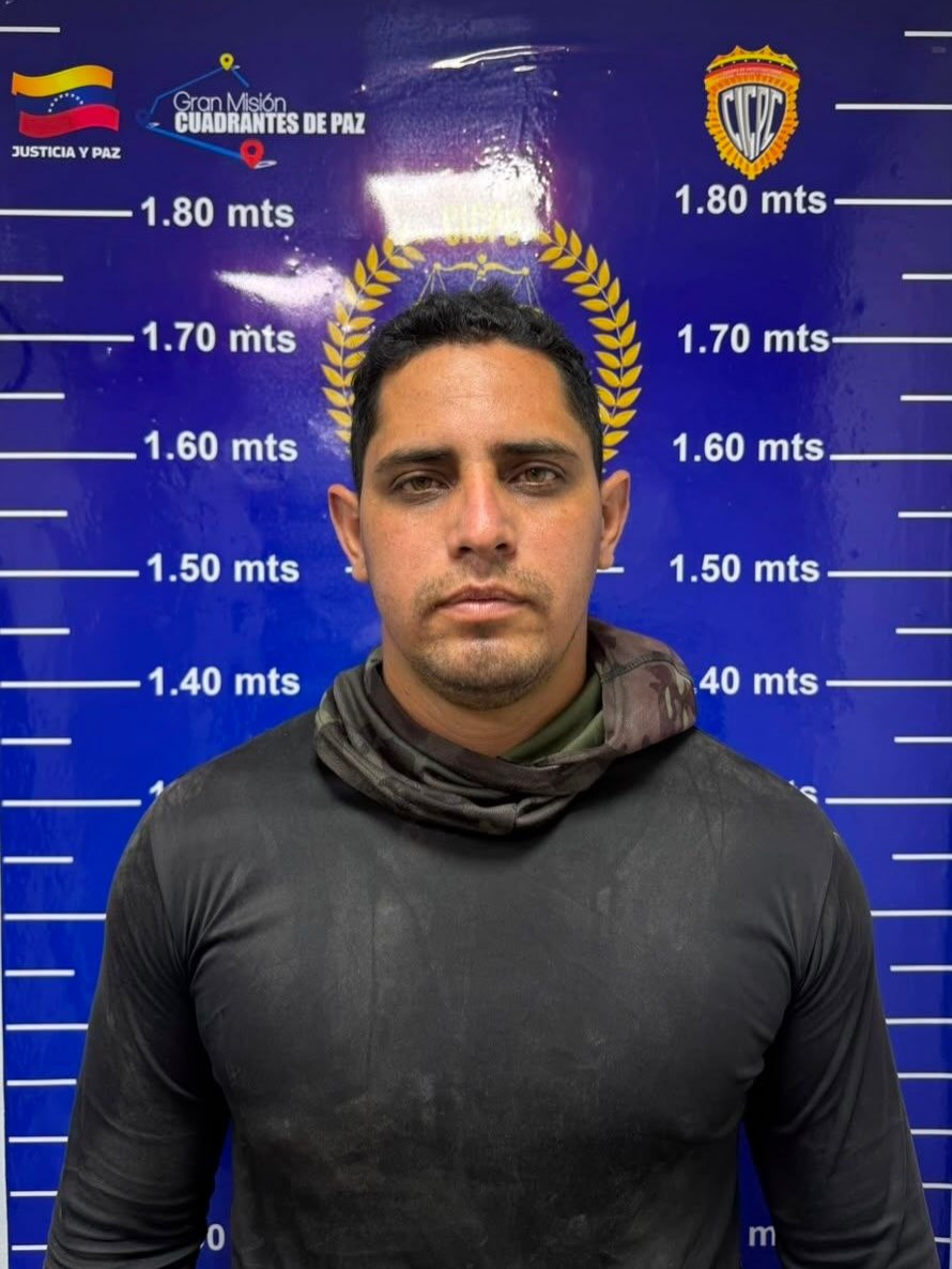 DarvinsonRojas's tweet photo. Además de Jonathan Josué Burgos Sánchez, otros tres funcionarios fueron detenidos y separados de sus cargos en el Cicpc por retirar dólares en efectivo de inmuebles afectados durante las labores de atención desplegadas tras los terremotos.

Los detenidos fueron identificados como Aguilar Reyes Maya, Fredy Rafael Lugo Oliveros y Roger Andrés Omaña.