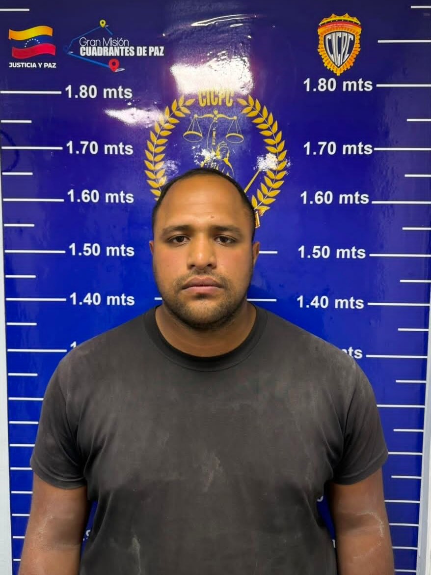 DarvinsonRojas's tweet photo. Además de Jonathan Josué Burgos Sánchez, otros tres funcionarios fueron detenidos y separados de sus cargos en el Cicpc por retirar dólares en efectivo de inmuebles afectados durante las labores de atención desplegadas tras los terremotos.

Los detenidos fueron identificados como Aguilar Reyes Maya, Fredy Rafael Lugo Oliveros y Roger Andrés Omaña.