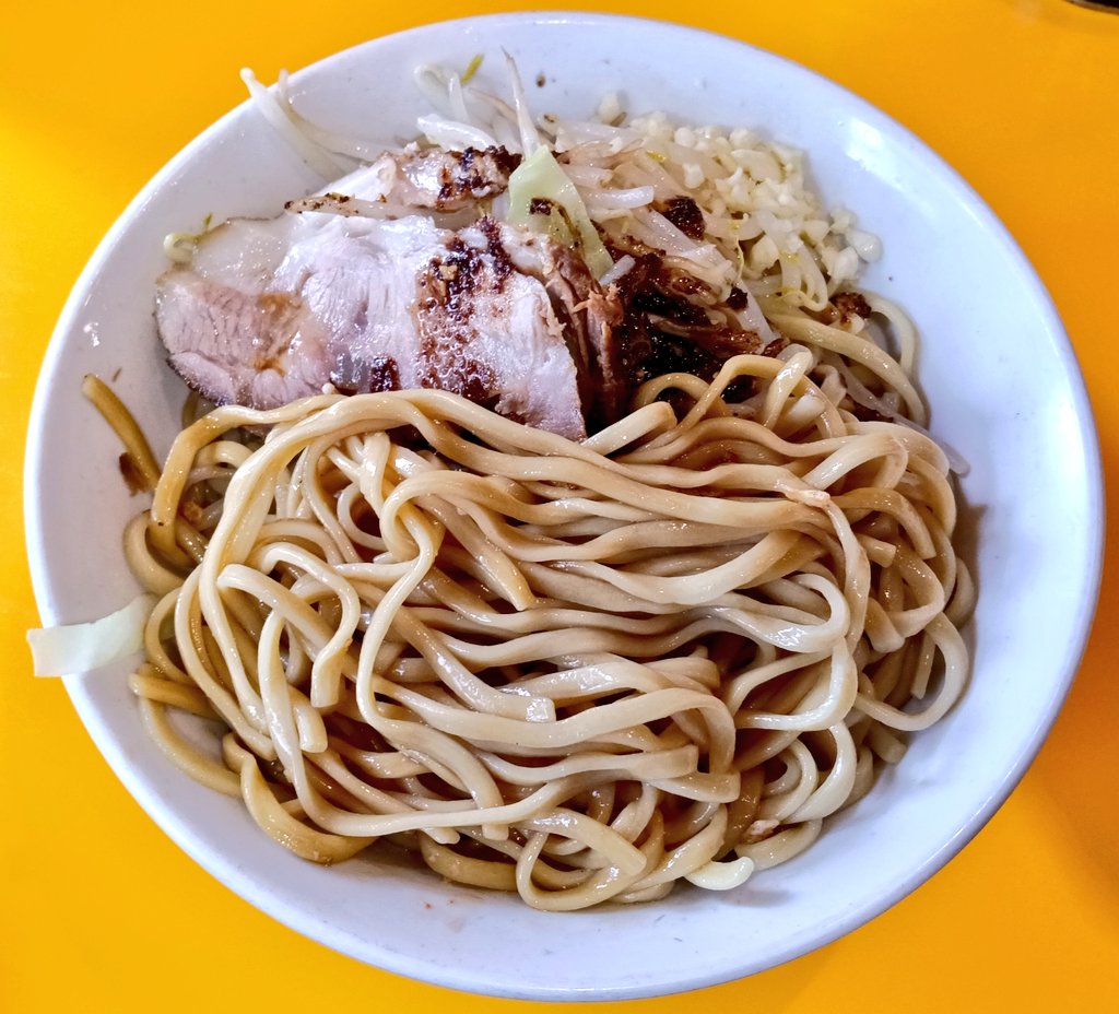 BBBeer___BBBeer's tweet photo. ラーメン二郎 八王子野猿街道店2
小1,100 豚1YsN
ひやこ200

ひやこさんこんにちは💛
マー油がけフラオニ入りさっぱりタレに水締め細麺が涼しげで旨い1杯🤤🩵
野猿ジャンキーと化してしまった脳が野猿刺激を激欲しアブラを追加で頂いてみる、激旨激旨！！野猿アブラ甘旨🤩🤩
+アブラカタブラ激推奨🫶🫶 https://t.co/QRe5IwLghc