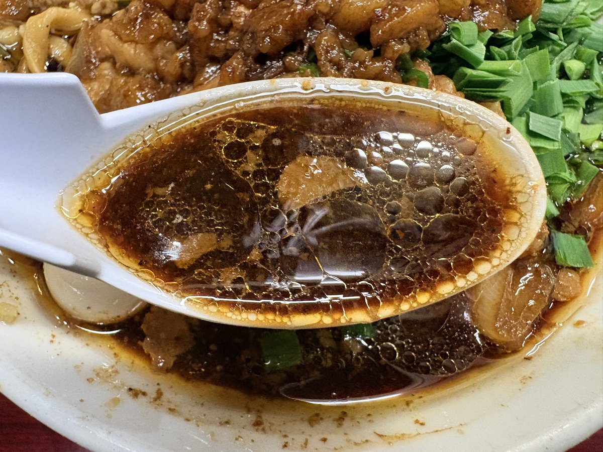 jirolianriku's tweet photo. 元祖スタミナ満点らーめん すず鬼　三鷹駅
スタ満そば1020円＋ニラ130円＋まさお70円＋生卵60円＋一口ライス50円
結局すず鬼へ戻り1時間待ち(階段の真ん中ぐらい)
全世界のメンズが好きなやつ
逆にこれを好きじゃないならメンズじゃないと言えるぐらいのやつ https://t.co/vC4DbxtSKa