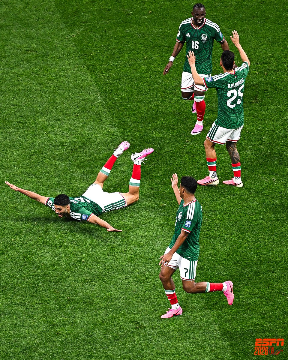ESPNDeportes's tweet photo. La escena en Ciudad de México. 

Medio tiempo: 🇲🇽 2-0 🇪🇨 https://t.co/Upe4oUtcE6