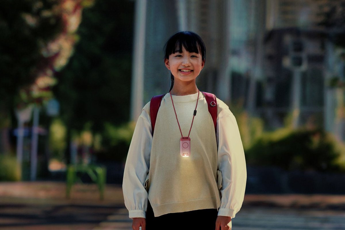kingjim's tweet photo. 「ポタラ」 は、防犯ブザー付きの首掛けライト。夜のお散歩や、お子さまの通学時に持っていると安心です。https://t.co/jWECgdooE4 https://t.co/BFZ7waXarD