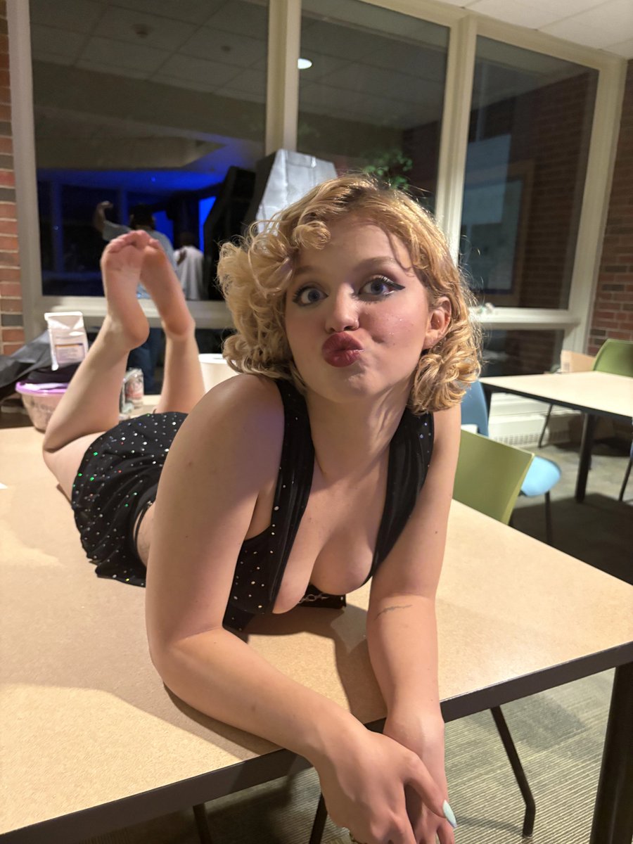 thankyougoose's tweet photo. she drive me crazy🥱 #lips #feet https://t.co/t9HsNN9jTB