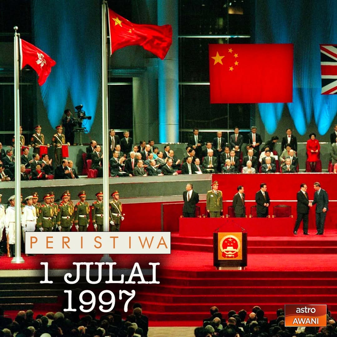 501Awani's tweet photo. Hari ini 29 tahun yang lalu, Hong Kong dikembalikan kepada China oleh British.

Campur tangan British di semenanjung dan kepulauan kecil di wilayah Canton itu bermula dengan tercetusnya Perang Candu Pertama pada 1839. Dinasti Qing tewas, dan terpaksa menyerahkan Hong Kong dengan termeterainya Konvensyen Chuenpi pada 1841.

Walaupun perang tamat dengan terbentuknya Perjanjian Nanking pada 1842, China kembali menentang dalam Perang Candu Kedua (1856-1860) namun kalah sekali lagi dan dipaksa menyerahkan Semenanjung Kowloon dan kepulauan sekitarnya.

Hong Kong di bawah jajahan British menjadi pintu gerbang komersial dan hab perdagangan Timur-Barat serta pusat edaran untuk selatan China. Pada 1 Julai 1898, tempoh jajahan British di wilayah itu dilanjutkan lagi 99 tahun hasil Konvensyen Peking Kedua.

Ketika Perang Dunia Kedua tercetus, Hong Kong ditawan Jepun dari 1941 hingga 1944. Namun ia kembali ke tangan British, dan kekal di bawah kuasa imperialis Barat itu biarpun tanah besar China menempuh pelbagai pergolakan politik sepanjang kurun ke-20.

Selepas pelbagai episod rundingan, akhirnya pada 19 Disember 1984, British menandatangani satu perjanjian formal untuk menyerahkan semula Hong Kong kepada China pada 1997 dengan syarat sistem kapitalis di Hong Kong dikekalkan.

Ketua Eksekutif kerajaan baharu Hong Kong, Tung Chee Hwa merumuskan sebuah polisi berdasarkan konsep ‘satu negara, dua sistem’, di mana Hong Kong menjadi wilayah pentadbiran khas kerajaan China yang kekal dengan sistem ekonominya tersendiri.

Tepat jam 12 tengah malam 1 Julai 1997, secara rasminya British melepaskan Hong Kong dalam satu upacara yang dihadiri oleh Perdana Menteri UK Tony Blair, Putera Charles, Presiden China Jiang Zemin, dan Setiausaha Negara AS Madeleine Albright.

Upacara tersebut menandakan berakhirnya pendudukan British di Hong Kong selama 156 tahun yang juga menandakan pengakhiran muktamad buat Empayar British.

Sumber: History

#PeristiwaHariIni