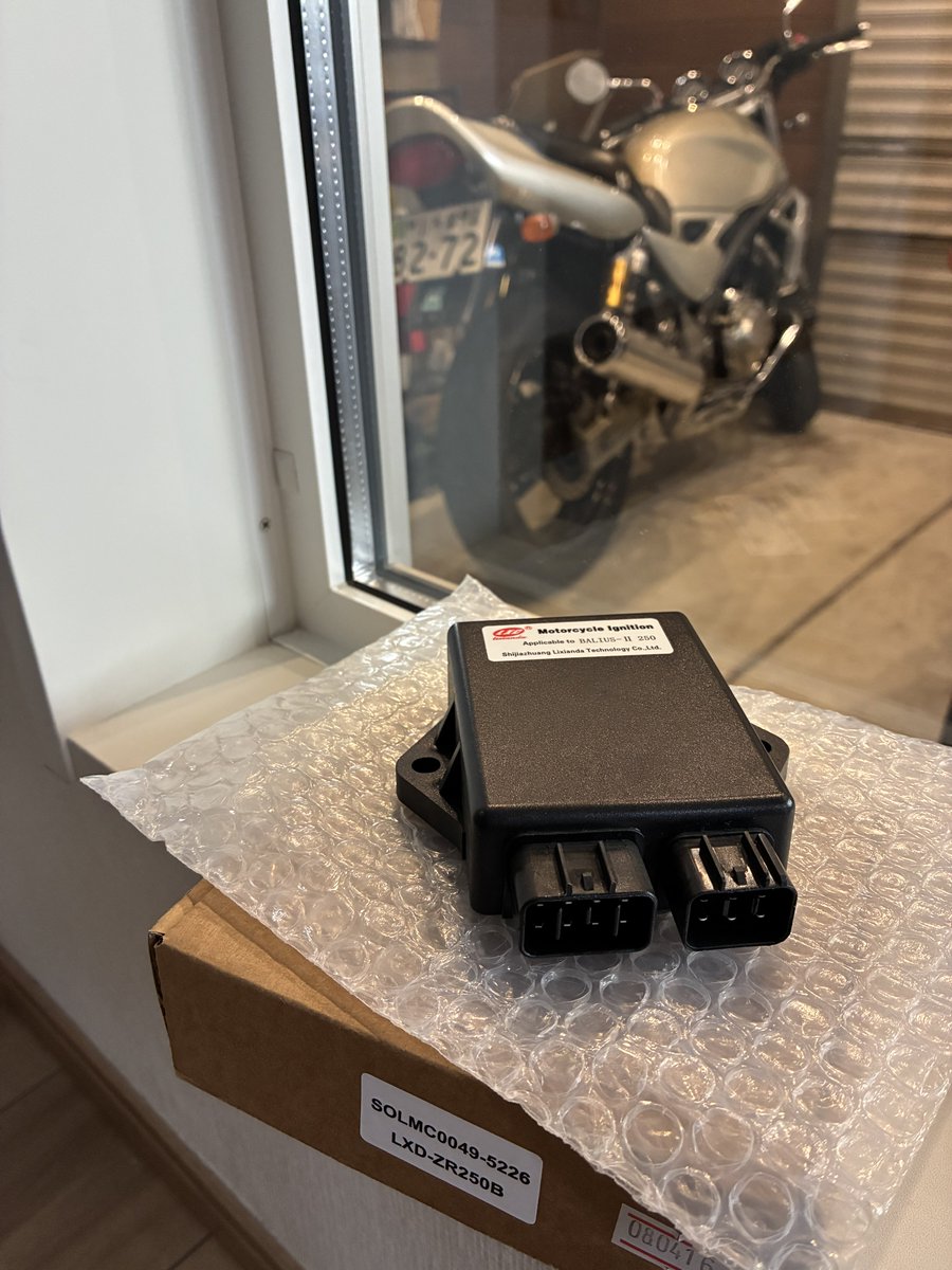 Balius2ZR7SJuke's tweet photo. 今日届いた📦
純正互換品イグナイター for #balius2
💸2.7万円
純正はもう手に入らない。
整備士👨🔧夫の同級生(バイクショップ)によると
「ウオタニ、結構壊れるよ?w」との事で
社外品を試す事になった。
昨日ポチった。明日と明後日、夫、代休。 https://t.co/AdOUovgn4d