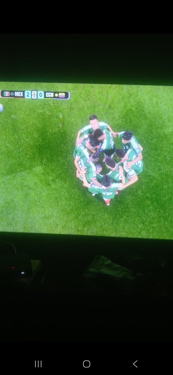 Verrataj_fitteh's tweet photo. Llámenme loco, pero en está foto yo veo que los jugadores forman un corazón ❤️ 🔥🇲🇽🔥 los siguientes en caer serán los Ingleses y que se preocupen los Brasileños 
#YSiSí #Mexico https://t.co/cxJWKptykX