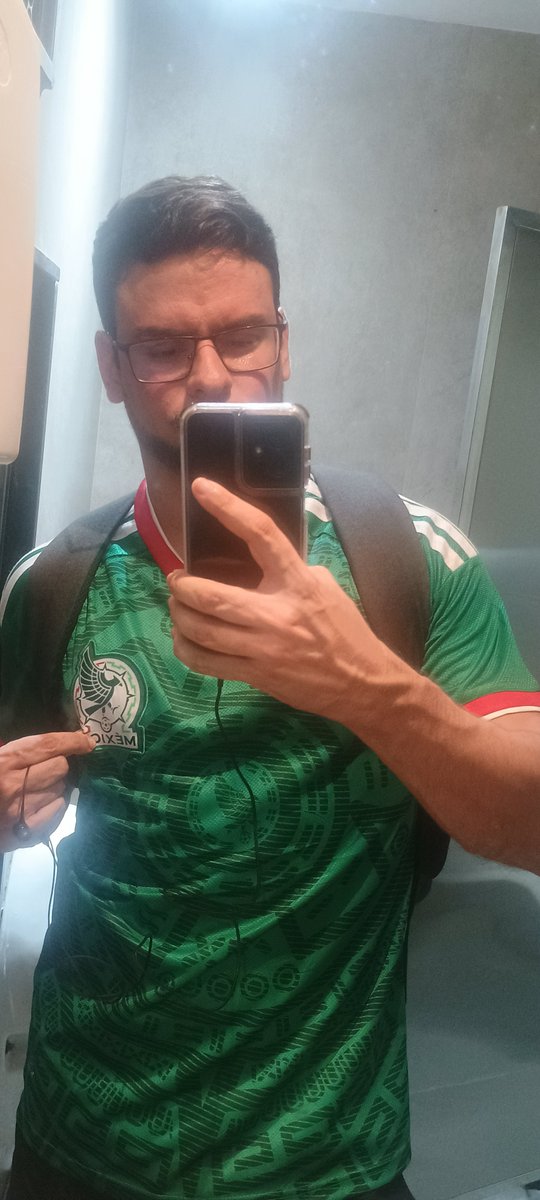 ariel_passarela's tweet photo. @gabypausinii Eu também. Golaço do Raul Jimenez 🇧🇷🇲🇽 https://t.co/3fp4GJ2wRK