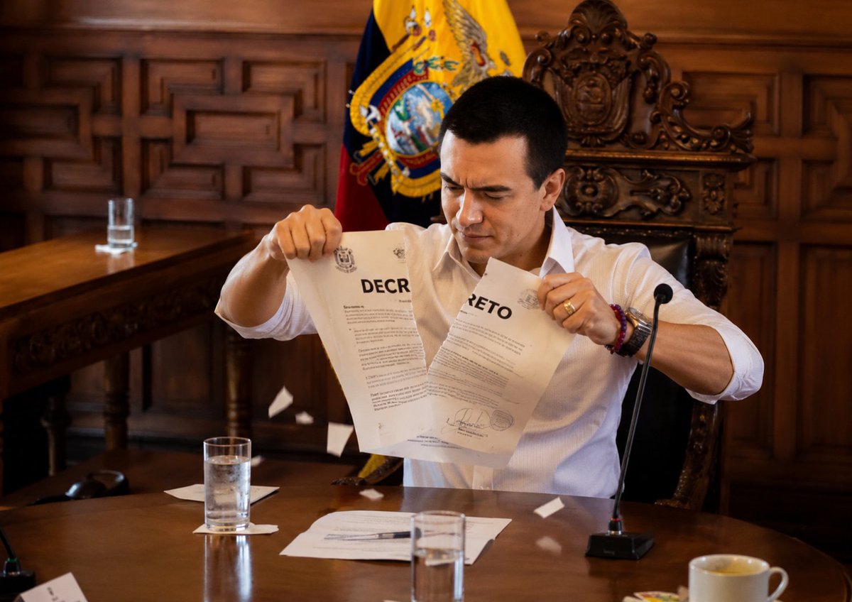 ComunidLaAurora's tweet photo. Noboa rompiendo el decreto del Feriado de mañana! https://t.co/Rwur7IY74v
