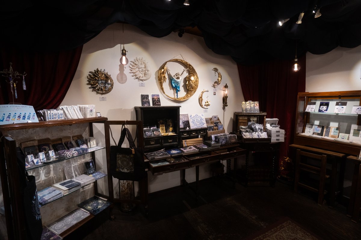 Guignolinfo's tweet photo. お休みあけて #天体観測展 本日より再開です✨

ギニョールは１階と２階と両方で開催しています。
姉妹店JAM POTと合わせて73名の作家さんによる天体モチーフ作品を販売しています。
ぜひ両店舗巡ってくださいね。 
皆様のお越しをお待ちしております🌕
 
※画像は初日撮影 https://t.co/iN0GW9pIKB