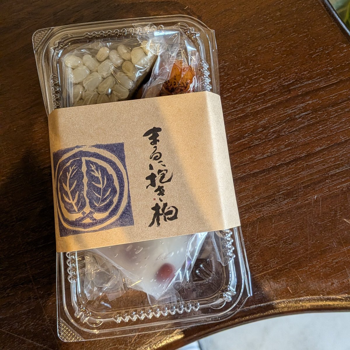 yuki_buono's tweet photo. #アップビート
#802いただきます
昨日は水無月の日だったので食べて無病息災。職場の水無月をほおばり、お気に入りの和菓子屋さんでも昨日水無月買って先程食べました！あぁ…至福。 https://t.co/nns52u2Dj3