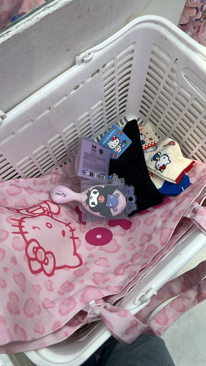 frecklexnash's tweet photo. no debieron soltarme en miniso https://t.co/TuodsSJRXz