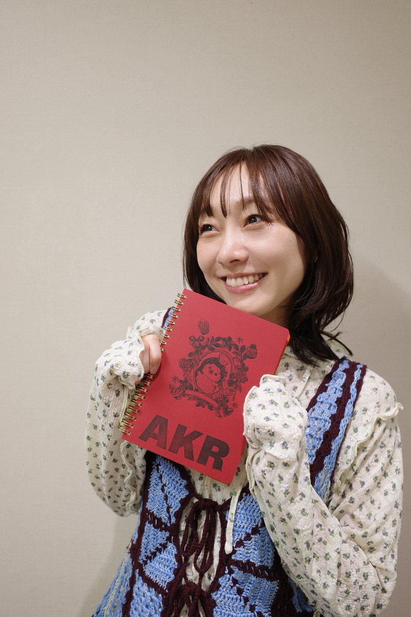 dasuwaikaa's tweet photo. 今日は生放送で視聴者さんに #アカリノアルヒ をプレゼント！ご応募ありがとうございました🩷
自分が参加しているDAIさんぽをスタジオで観たり、朝採れとうもろこしかじったり、七夕の短冊書いたり🌟
放送終了後は前回の中継で作っていただいたノートをもらったよ。何を書こうか💭
#東海テレビスイッチ https://t.co/2CyJFJFjTM