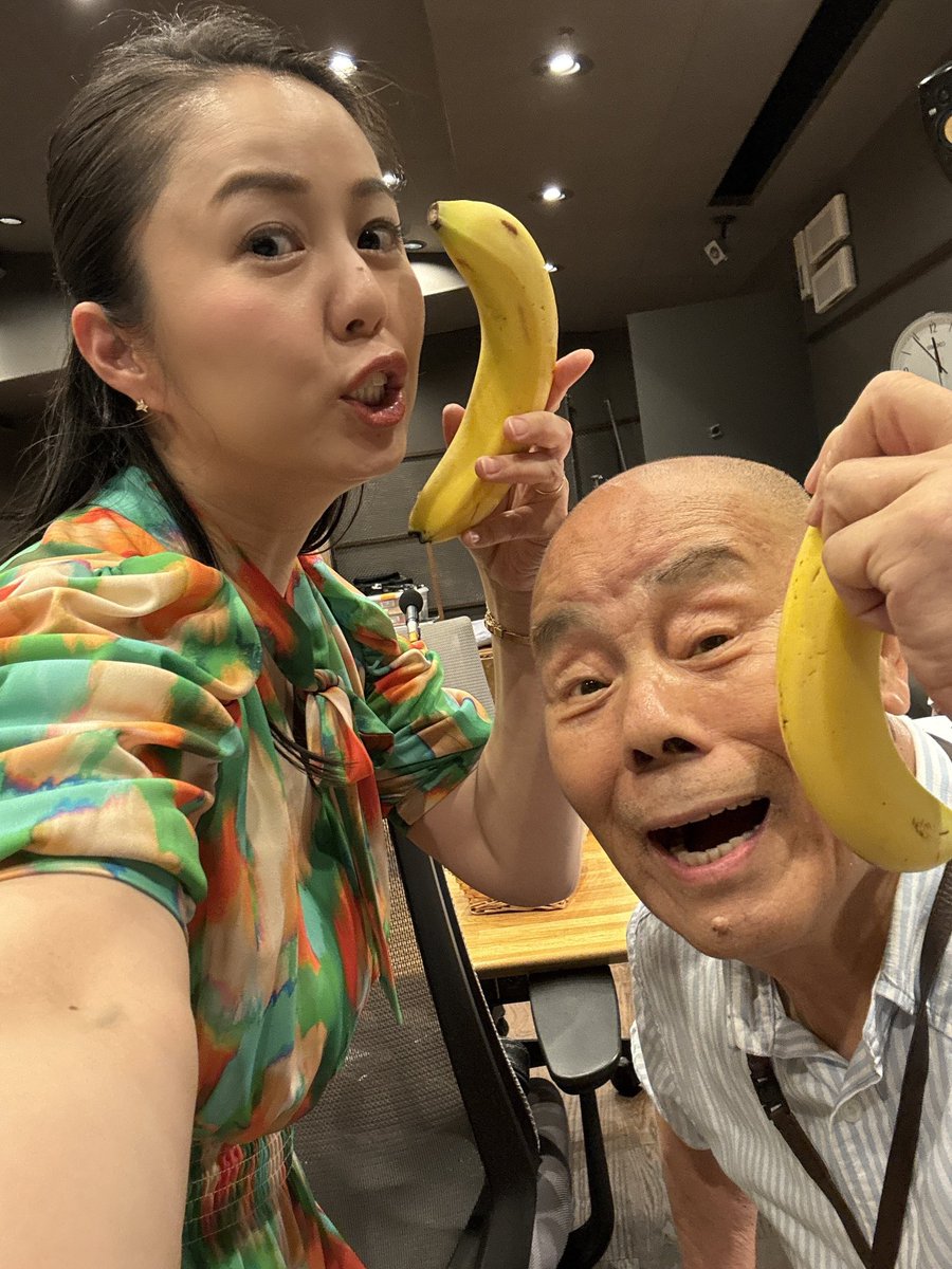 mulove_abc's tweet photo. レモンを持ってる方が表紙の雑誌がありますね🍋
私達はバナナです🍌
まもなく番組スタートです！！

#スイアマ
#ABCラジオ
 #粋甘 https://t.co/EvqU5LxBUY