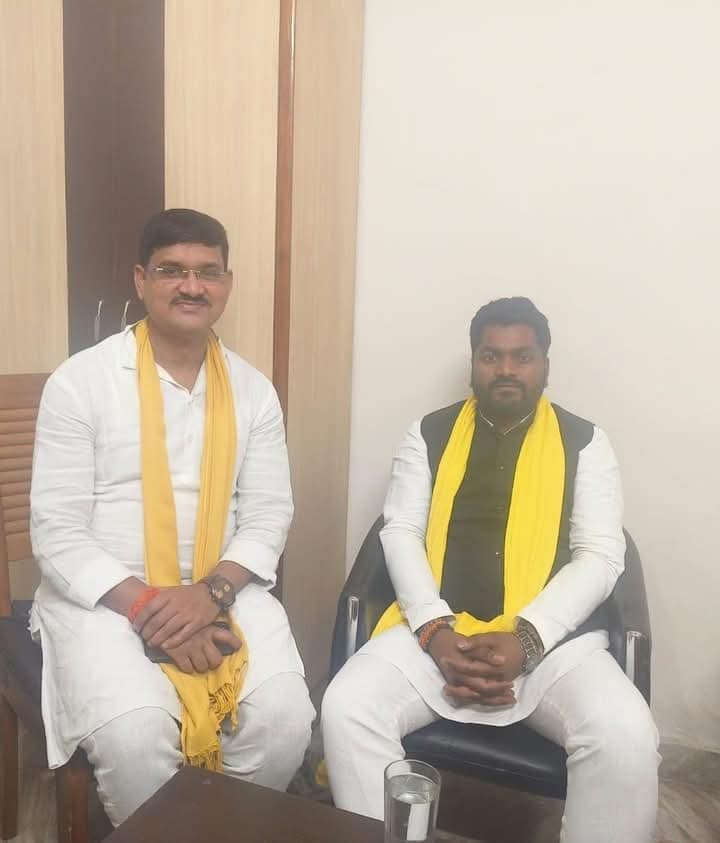 IAmYadavSubhash's tweet photo. सामाजिक न्याय,समता व भागीदारी आधारित राजनीति के मजबूत स्तंभ,छोटे भाई जैसा हमेशा प्यार देने वाले, समय समय पर मेंरा मार्गदर्शन करने वाले,कदम-कदम पर मेंरा साथ देने वाले,अत्यंत ही सहज,मिलनसार,सौम्य और सुशील,उत्कृष्ठ दर्जे के संगठनकर्ता @SBSP4INDIA के राष्ट्रीय प्रमुख महासचिव आदरणीय बड़े भैया डॉ @arvindrajbhar07 जी को जन्मदिवस की हार्दिक बधाई एवं ढ़ेर सारी शुभकामनाएँ 🎂🎉🎊🥳

आपका संघर्षशील नेतृत्व,संगठन निर्माण में योगदान एवं वंचित-शोषित समाज के प्रति समर्पण हम सभी के लिए प्रेरणास्रोत है।

भैया भगवान श्रीकृष्ण की कृपा आप पर सदैव बनी रहे आप स्वस्थ एवं दीर्घायु रहें मैं ईश्वर से यही कामना करता हूं.!💐💐