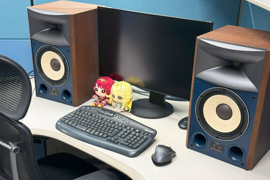 MONOLITHSOFT's tweet photo. 高橋総監督のデスクです。
（ぬいぐるみは非売品の一点物です）
#モノリスソフトの日常 https://t.co/vSZYPaqLIN
