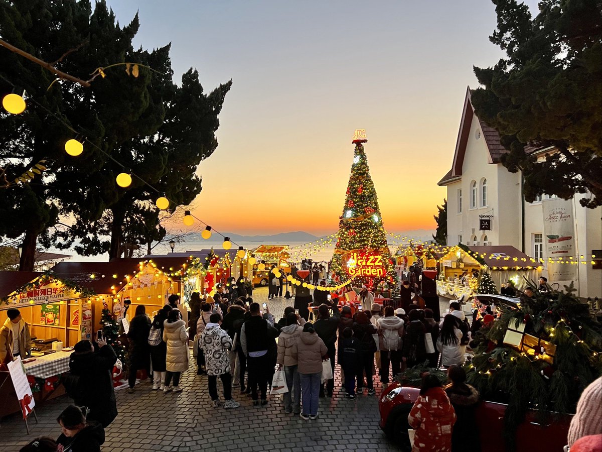Fl0ck1_'s tweet photo. [Today’s cozy small-town Christmas market hits different! Hot cocoa, twinkling lights, and that familiar laugh—pure festive magic. ] https://t.co/BL54vcFPKb