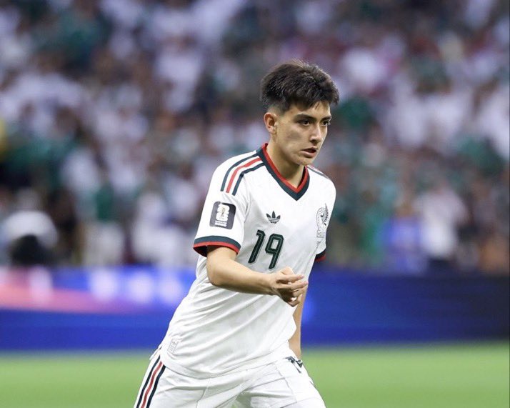 aboodayo's tweet photo. لاعب المكسيك عمره 17 ويلعب بكل ثقه قدام وسط الإكوادور القوي بوجود كايسيدو ومصعب الجوير من بدايه المونديال تتصافق رجوله وخايف ويبي يحترف بعد😂 https://t.co/EFo0N3voXd