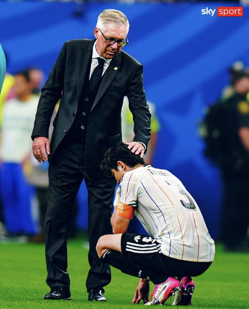 oidonhagouda's tweet photo. Even after the match, we received unexpected kindness from Brazil.

Several Brazilian players, including Alisson, Neymar, and Cunha, came to console the Japanese players.

Most movingly, Carlo Ancelotti himself personally spoke with Shogo Taniguchi.

Ancelotti has won the Champions League five times as a manager. For someone of his stature to show such consideration toward players from the opposing team was deeply humbling. 

We are truly grateful for the sportsmanship shown by Brazil.