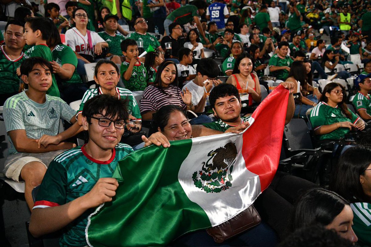 TabascoJavier's tweet photo. La afición tabasqueña que conforman las familias y las juventudes celebran con un Estadio Centenario 27 de Febrero con lleno total, festejan con alegría los dos goles de la @miseleccionmx en el primer tiempo del Mundial 2026.

¡Vamos México!🇲🇽 https://t.co/mp4SR8Bjo3