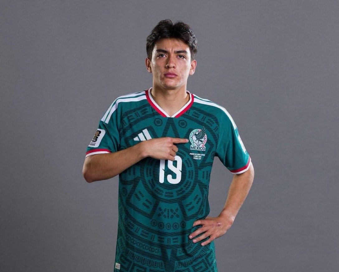 FutbolFax's tweet photo. Deco, Laporky, make it happen chop chop https://t.co/GAuGGXez1r
