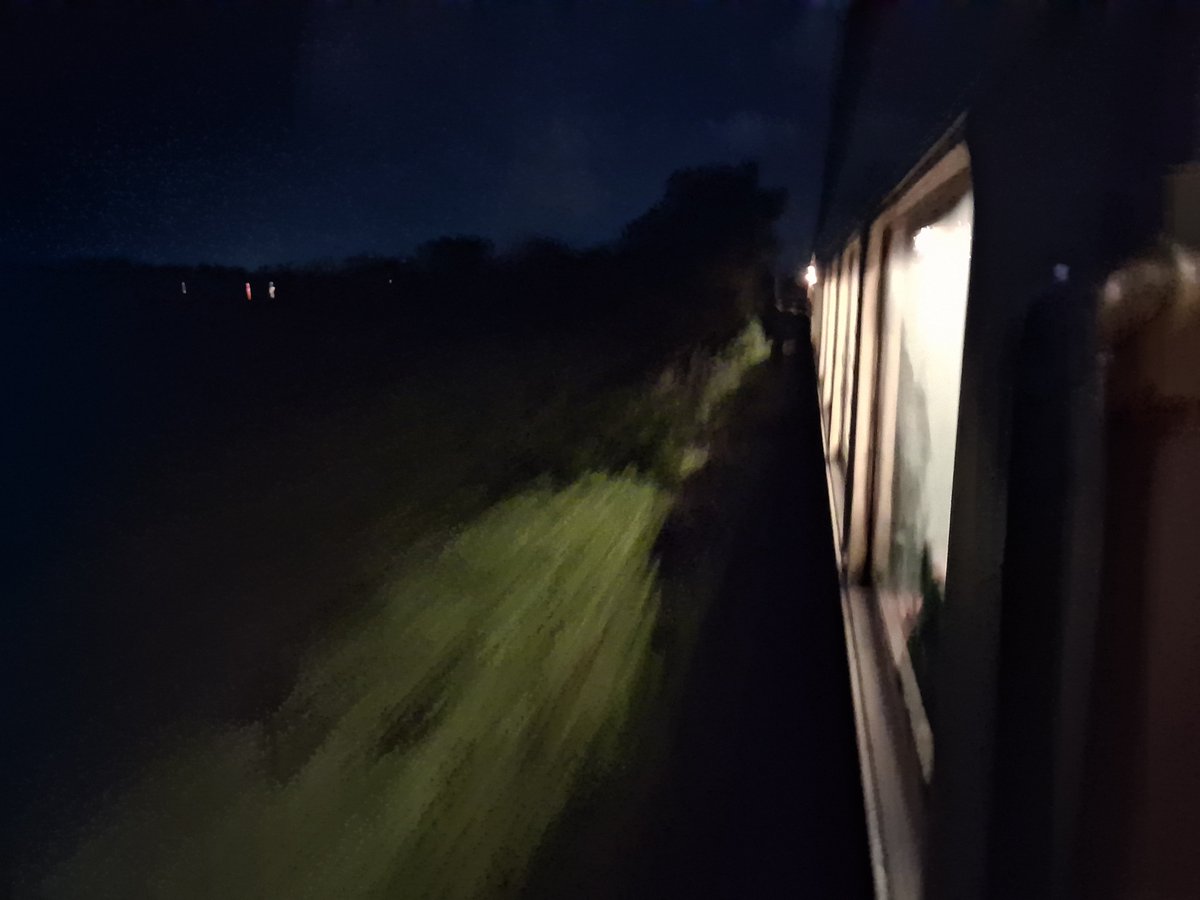 Nubfist_alt's tweet photo. Trains at night are really cool actually https://t.co/tkVM57qUrd
