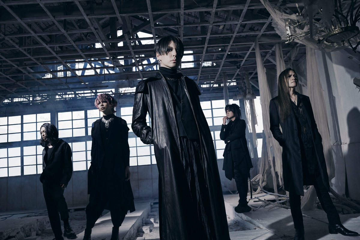 VisualMusicJP's tweet photo. ⩺ [INTERVIEW]
•—————————•
☆ < lynch. | CLIMAX >

20 years in, most bands soften. lynch. didn’t. Hazuki on why CLIMAX is their heaviest record yet, the guitar riff that took 6 years to finish, and why the awareness of death pushes him to create.

☆ Full discussion (link below) ⇓
•—————————•
🔗 https://t.co/3CXVqg1DYw
•—————————•
🪪 @lynch_staff | @hazuki_lynch
🏷 #lynch | #CLIMAX  | #Hazuki
📝 @mandahfrenot