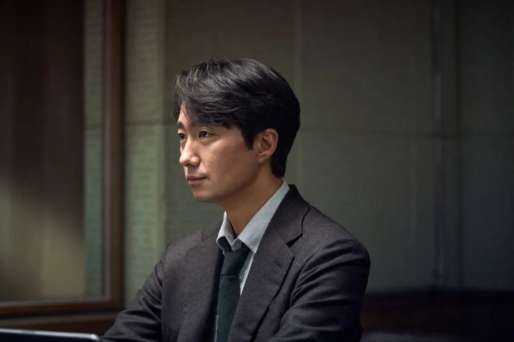 uahan2's tweet photo. 박해일, 이준익 감독 신작 ‘나는 반딧불이’ 출연

1974년 독재 정권 시절을 배경으로, 연좌제에 시달리던 형사가 대형 실적을 쫓던 중 죽음을 위장한 채 살아가는 마을 주민들의 비밀을 목도하며 벌어지는 이야기

출처: https://t.co/5MWprkgiFD https://t.co/TU054eOxJl