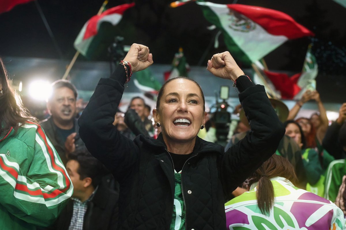 rosaicela_'s tweet photo. La Presidenta @Claudiashein disfruta, junto al pueblo y la jefa de Gobierno @ClaraBrugadaM, el partido de #México🇲🇽 vs #Ecuador, desde el Fan Fest de #Azcapotzalco. 🙌🏽🎉⚽️ https://t.co/BWzDOPITUx