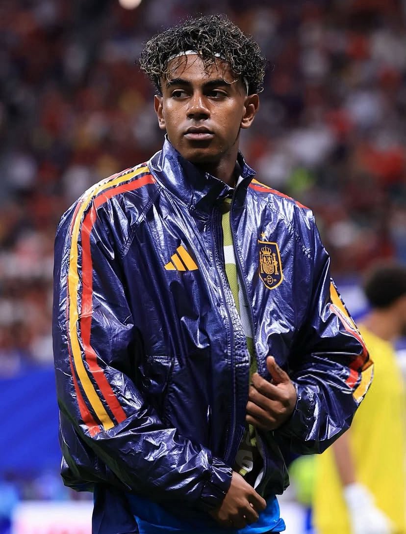GoalpostsIDN's tweet photo. Lamine Yamal tidak setuju dengan Prancis yang di favoritkan untuk juara Piala Dunia 2026.❌

🗣️”Tidak, mereka tidak pernah menang melawan kami (Spanyol) sejak EURO. Mereka tidak lebih baik dari pada kami”. 🇪🇸

— Lamine Yamal via Partidazo De Cope. 

Dik Yamal terlalu percaya diri wak.🔥