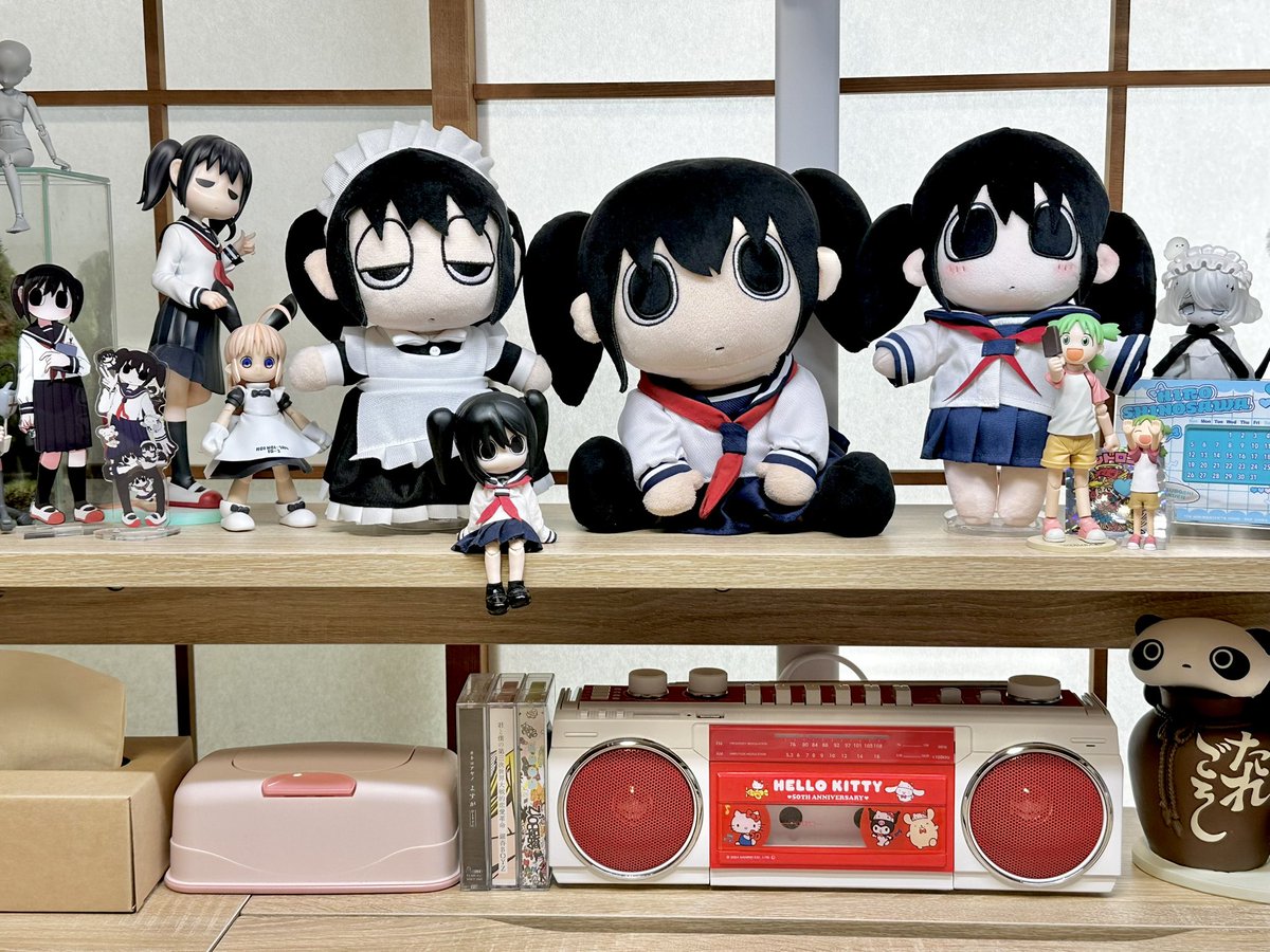 explosionpsycho's tweet photo. 本当にたくさんの人のお力添えで作ることができたぬいぐるみたちやフォロワー様が作成してくださったガレージキット（フィギュア）やアクリルスタンドなど、宝物すぎて作業机に並べているので「歯車ハサミオタクの机」って感じになってる
改めてありがとうございます🙇‍♂️ https://t.co/TKZYOQtWUl