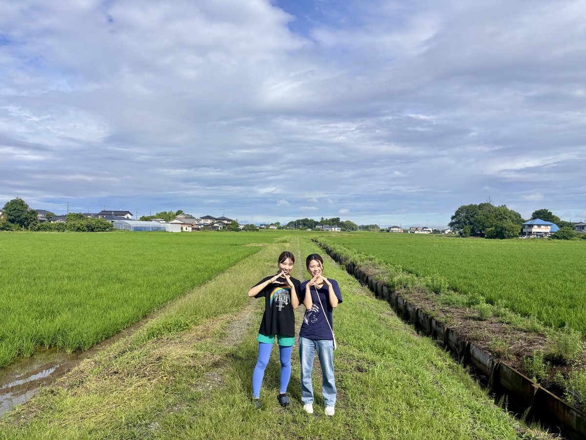 norinori_norip_'s tweet photo. 2026年6月27日（土）

「美味しいごはん ～挑～」
埼玉上映会。

この日は、台風と梅雨前線の影響で、関東地方は広い範囲で雨でした。

茨城、栃木、群馬、埼玉、東京、千葉、神奈川。

各地で雨が降り、大雨への警戒も呼びかけられていた一日。

もちろん、羽生も朝は雨でした。

それでもスタッフは早朝から集まり、準備を始めていました。

雨の中での設営を覚悟していた私たちでしたが、準備を進めるうちに雨は止み、時折、雲の切れ間から青空が顔をのぞかせました。

その後も、上映会が終わるまで雨に降られることはなく、映画のあとには、みんなで田んぼへ。

あの日、私たちは映画を上映しただけではありません。

埼玉の美しい田園風景を守りたい。

この景色を、未来の子どもたちへつないでいきたい。

そんな同じ願いを持つ人たちが集まり、心を重ねた一日でした。

偶然だったのかもしれません。

でも、人が同じ願いを抱き、心を合わせ、行動するとき、目には見えない何かが、そっと力を貸してくれる。

そんなことが、この世界にはあるのかもしれない。

あの日見上げた青空は、今でも心に残っています。

まるで、私たちの志を静かに応援してくれているようでした。

この景色を、未来へ。

埼玉の美しい田園風景を守り、未来へつないでいく。

それが、私たちの 埼玉彩りプロジェクト です。🌾

#美味しいごはん挑 #美味しいごはん上映会 #埼玉彩りプロジェクト #田園風景 #日本の食 #お米のある暮らし #未来へつなぐ