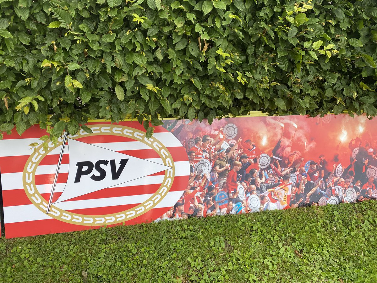 Sportsign's tweet photo. Voor @SVBlokzijl hebben we dit 7,5 meter lang #reclamebord vervaardigd in opdracht van de plaatselijke @psvsupnl . Een combinatie van tekst en sfeerfoto’s en in de clubkleuren #maatwerk #boarding https://t.co/Ab2kztOq8w