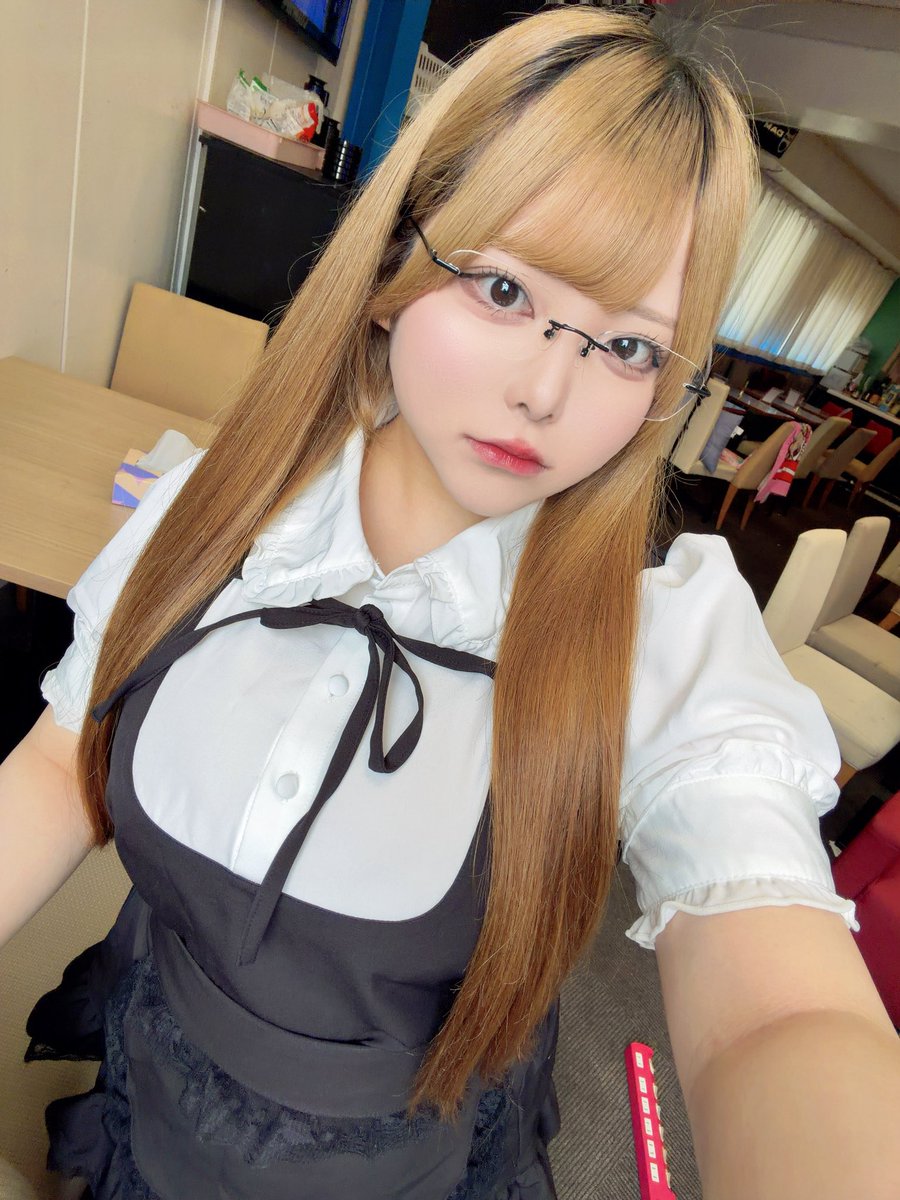 nyant26's tweet photo. ろぐにゃ
カラコン忘れてしまいメガネになってしまった～～っﾛ < ☆.・ https://t.co/9j2m7U4yt1