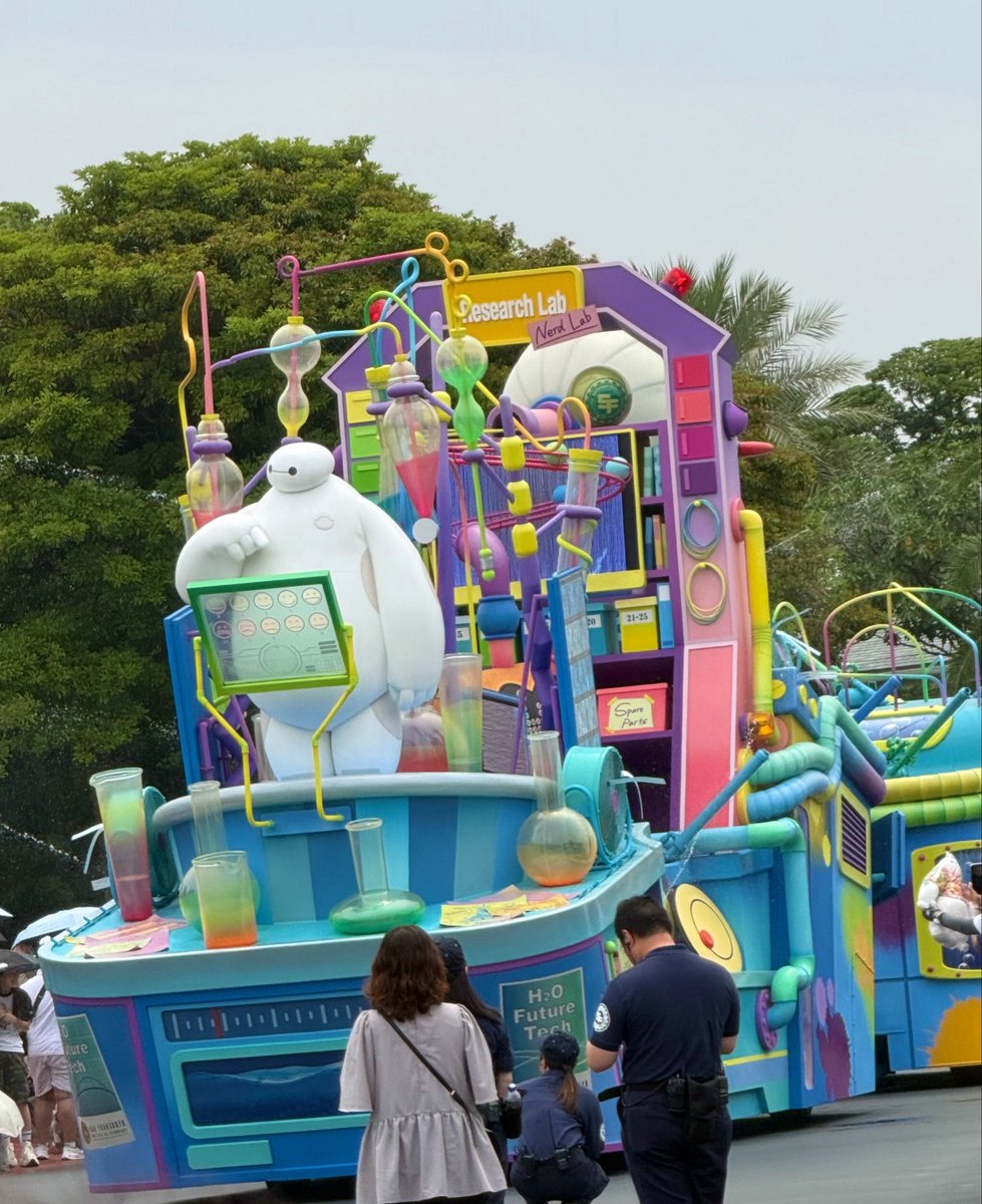 3ri797's tweet photo. 久しぶりのディズニー🐭朝からパレードみてビール飲んで最高🍻 https://t.co/qojDsg1MUn
