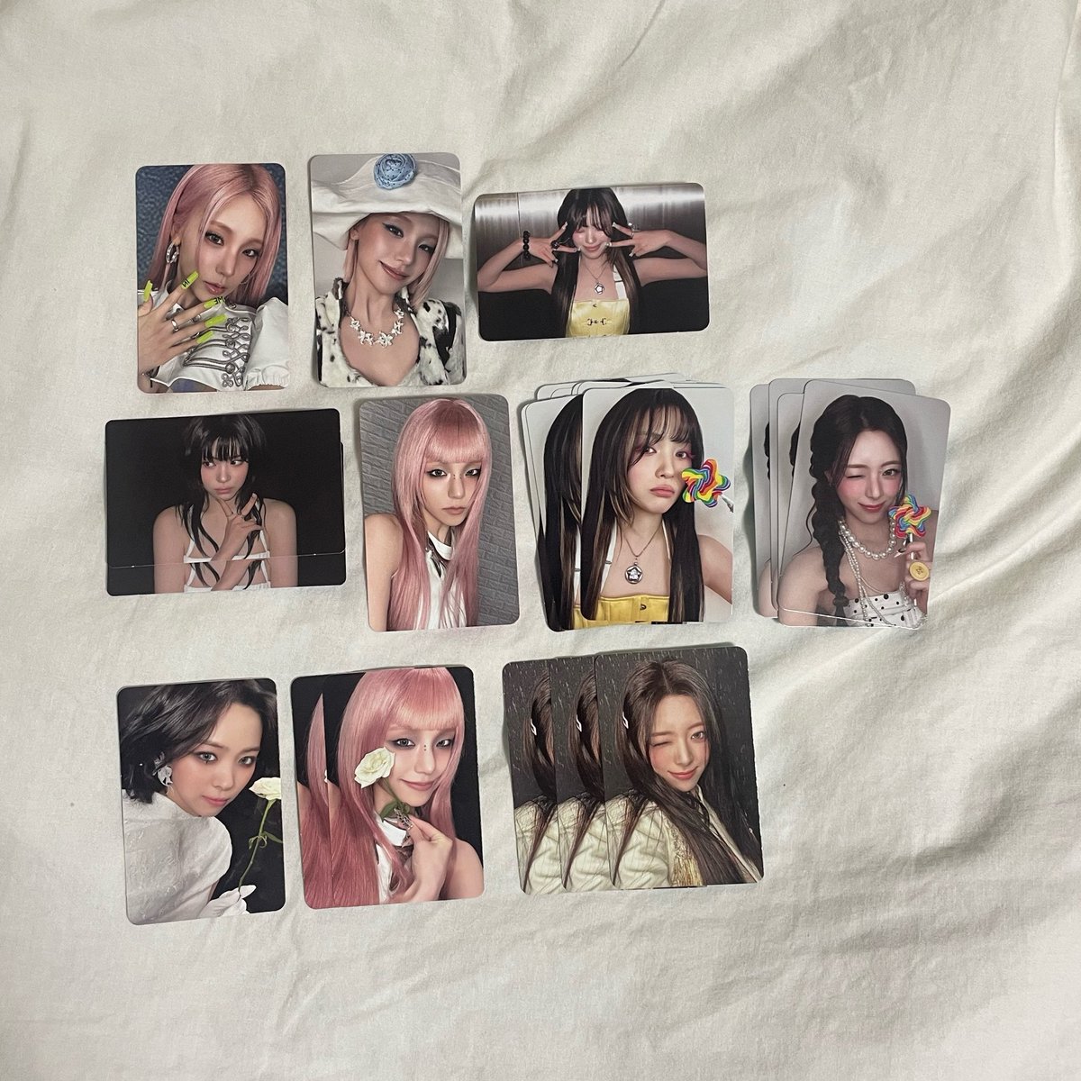 cherry72165's tweet photo. ITZY MOTTO 交換

求: 画像1枚目　リア、チェリョン
　カセットテープ　封入トレカ　リア

譲:画像2枚目　イェジ、リュジン、ユナ

郵送での交換希望です📮
お気軽にリプお願い致します🙇‍♀️ https://t.co/ytuuLCfL0G