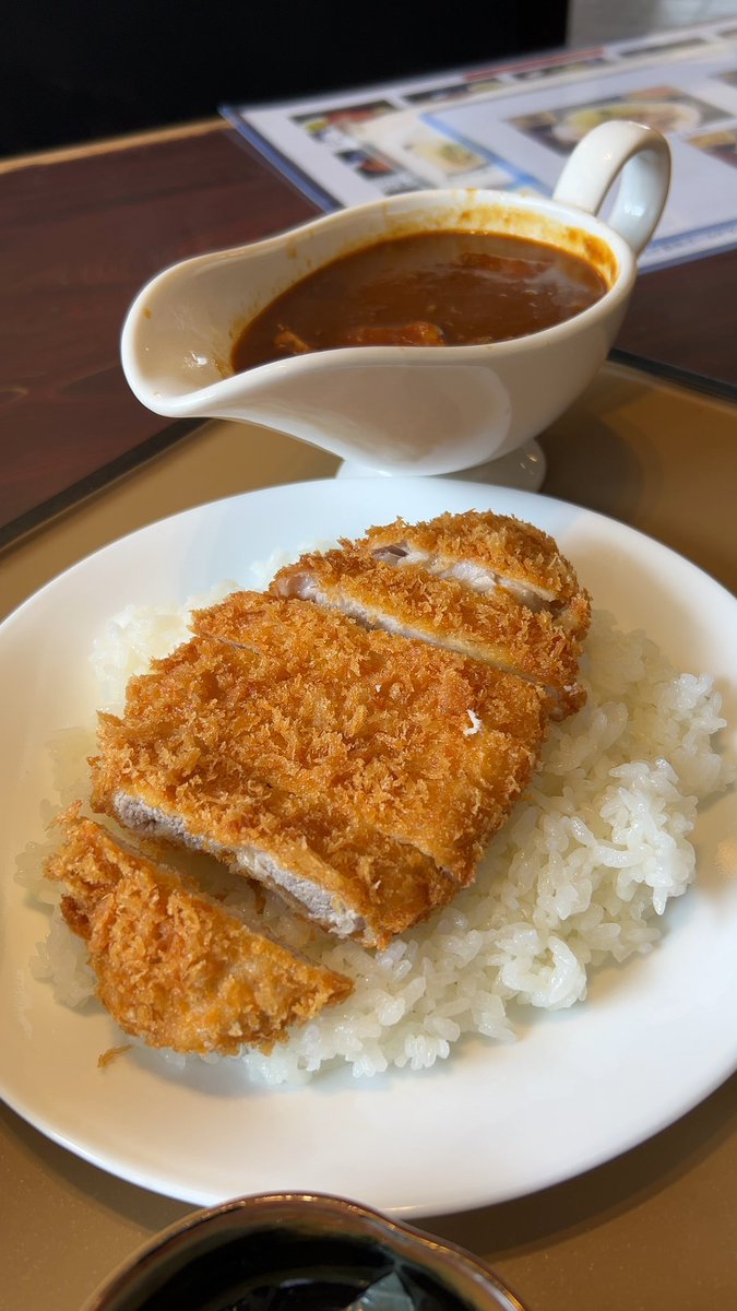 mitiran's tweet photo. ランチで食べたシリーズ
甘楽亭でカツカレー

初見のとんかつ屋さんでカツカレーを注文するには勇気が要りますね

#ランチ https://t.co/t3PiPpgpr5