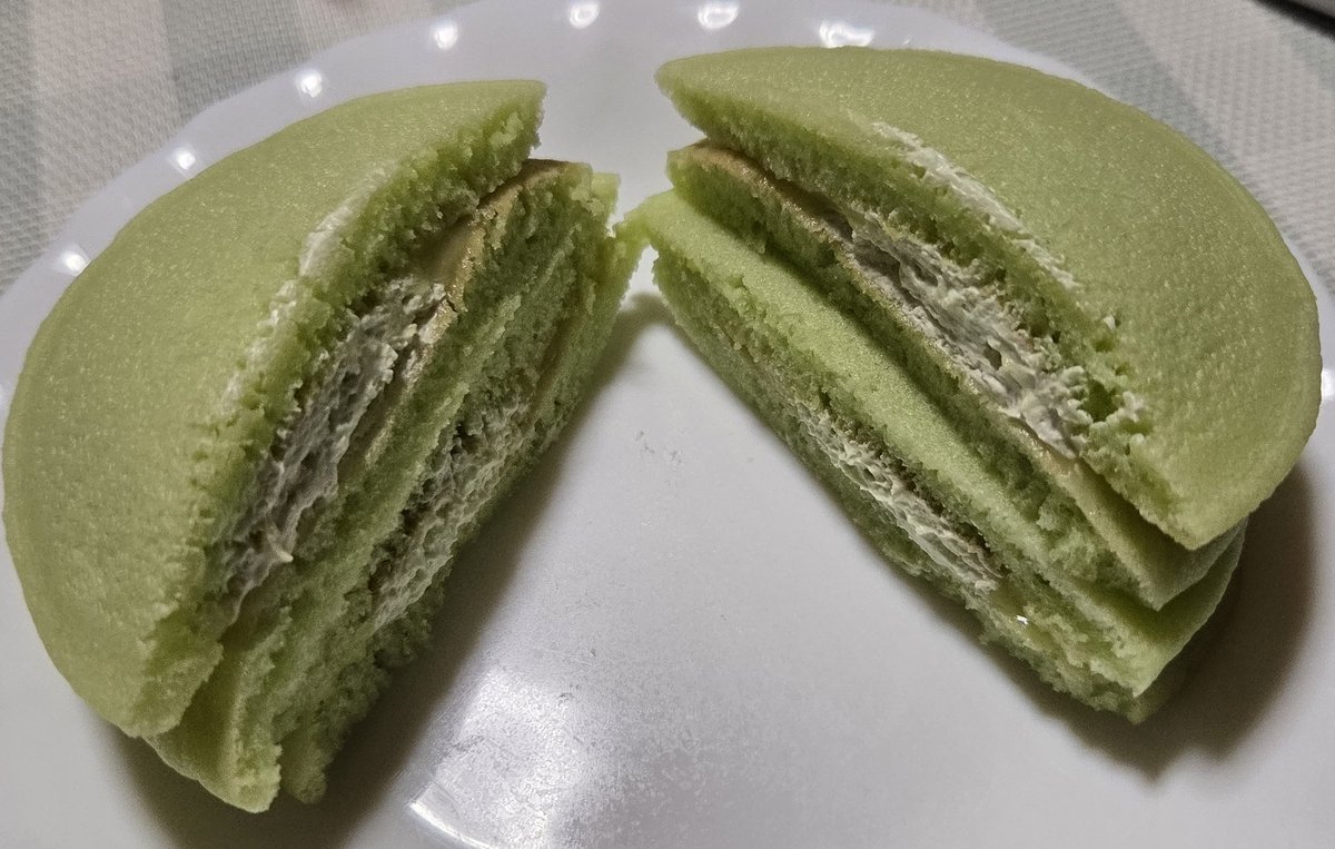 IjMk3m's tweet photo. 【もちっとクラウンメロンパンケーキ 2個入り】
ファミマ 158円 1個175kcal
4.0
生地はもっちりもにゅっとした食感で円やかな甘みのあるメロンの味わいで
ふわっと円やかな甘さのホイップに
更にねっとりしたソースが濃厚
甘みの強い青肉メロンの風味で
全体的にしっかりメロンが味わえ
とても美味しい https://t.co/vPQDyNIT0u